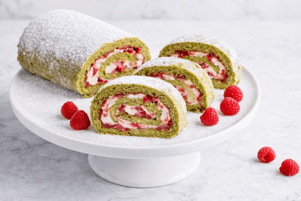 Rolada matcha z malinami
